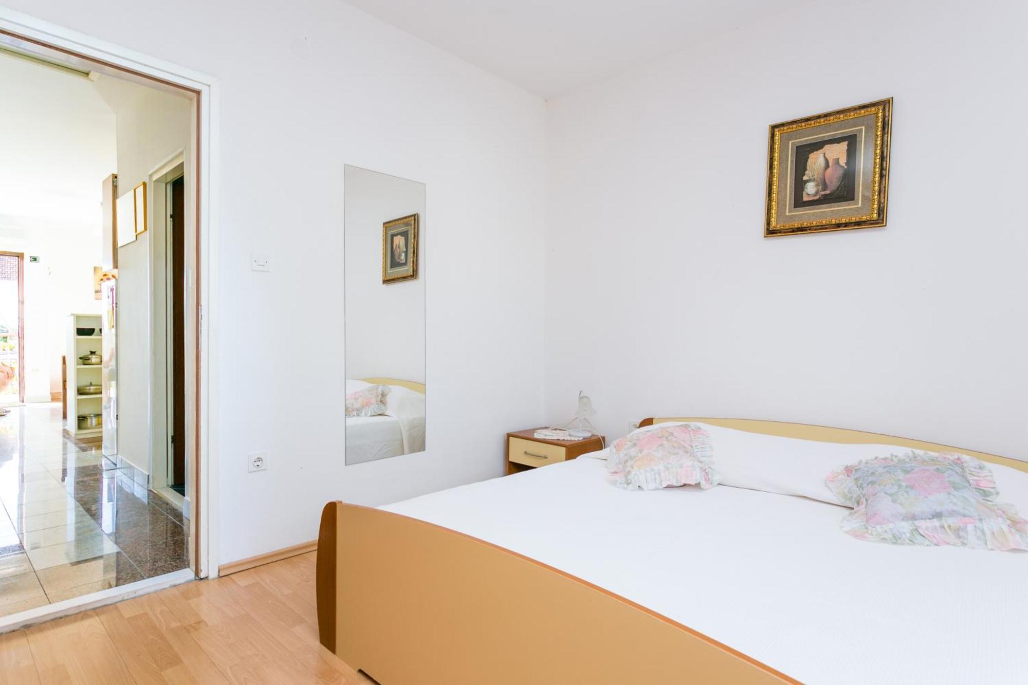 Apartments By The Sea Seget Vranjica, Trogir - 1038 Rom bilde